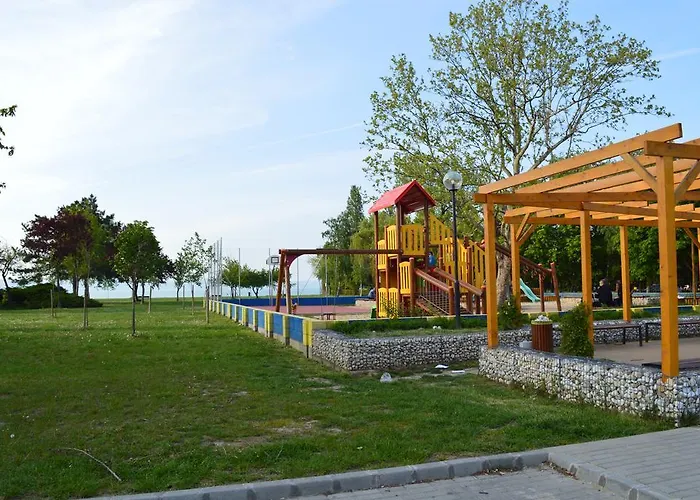 - Zmrd Villa Zamárdi